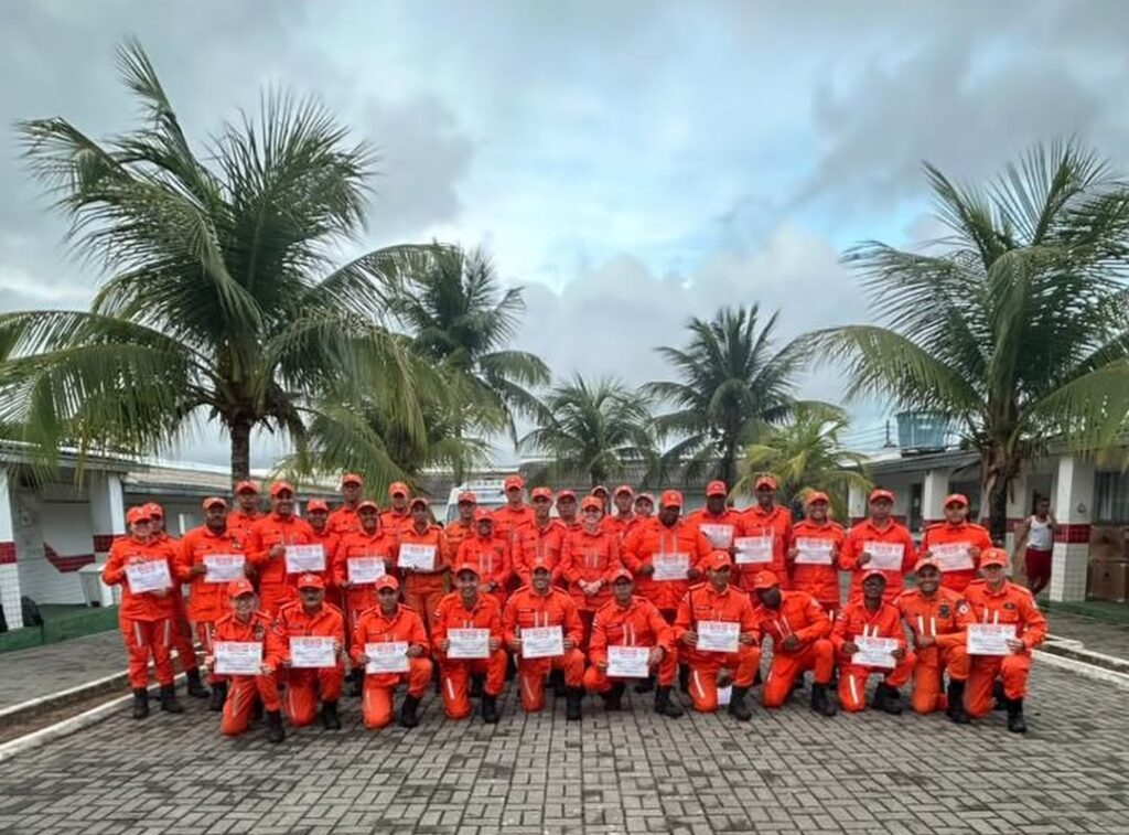 Bombeiros militares participando de curso de formação em Proteção e Defesa Civil na Bahia