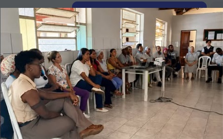 Bombeiros do 20º BBM durante treinamento de primeiros socorros com cuidadores em abrigo de idosos em Bom Jesus da Lapa