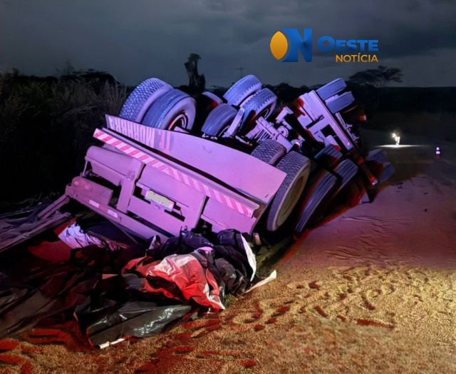 Carreta Iveco Stralis tombada às margens da BA-463 em São Desidério durante a noite