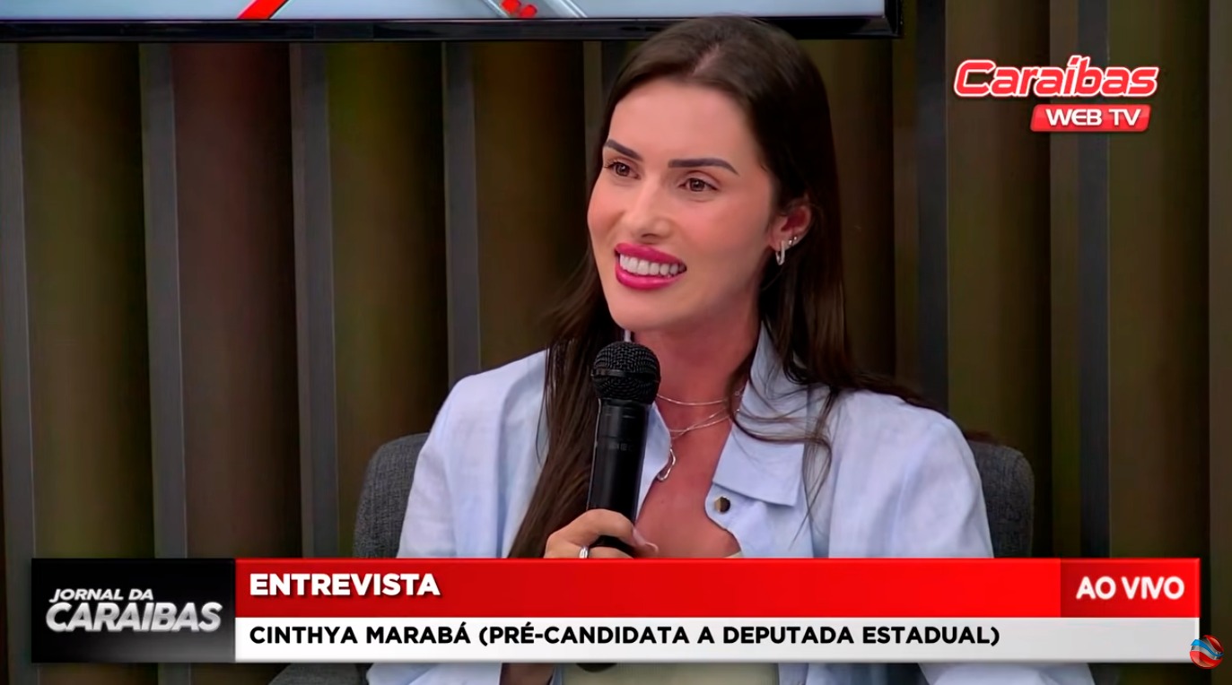 Cinthya Marabá durante entrevista na Rede Caraíbas FM em Irecê como pré-candidata a deputada estadual
