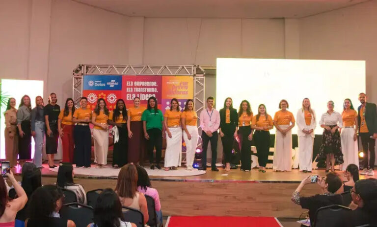 Mulheres participam de evento do Sebrae durante o Circuito da Mulher Empreendedora 2026 em Barreiras, com palestras e networking.