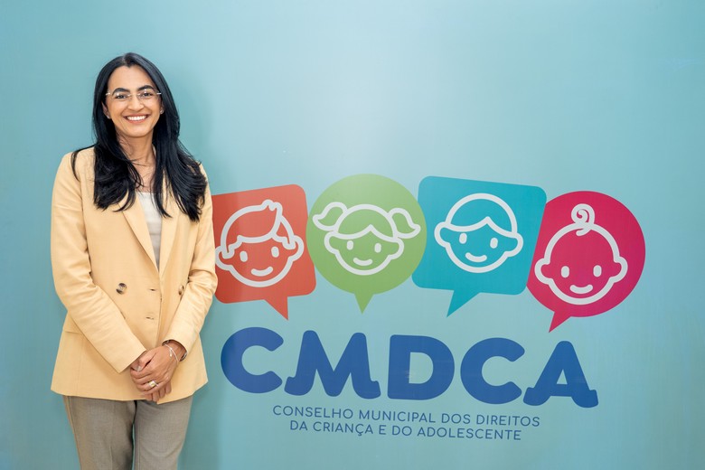Nova presidente do CMDCA de Luís Eduardo Magalhães durante anúncio oficial destacando ações voltadas à proteção de crianças e adolescentes