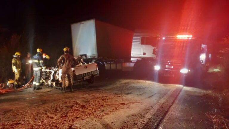 Cena de acidente na BR-020 em Posse Goiás com carro e carreta após colisão frontal