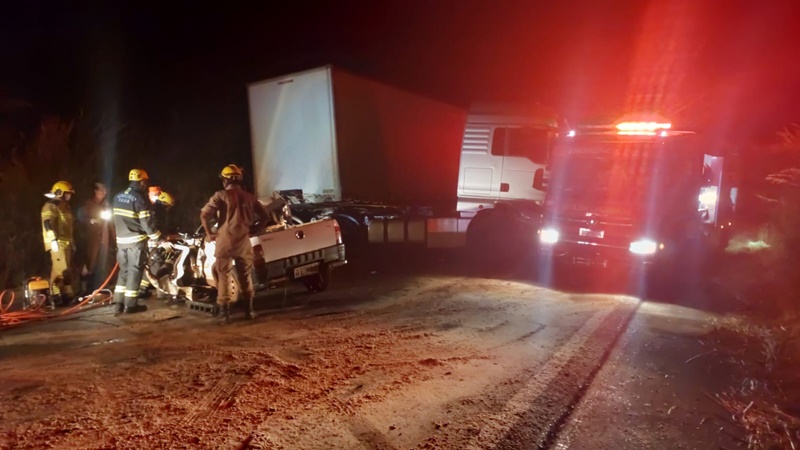 Cena de acidente na BR-020 em Posse Goiás com carro e carreta após colisão frontal