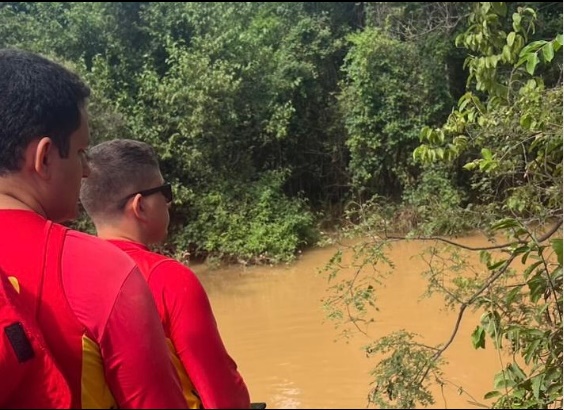 Bombeiros realizam buscas em riacho na localidade do Buracão, em Paratinga, onde homem desapareceu enquanto pescava