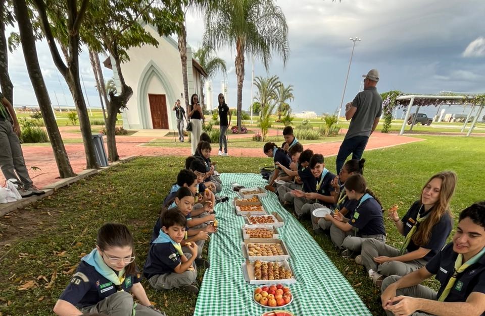 Crianças e adolescentes dos Escoteiros Raízes do Agro participam de atividade com famílias no Complexo Bahia Farm Show, em Luís Eduardo Magalhães