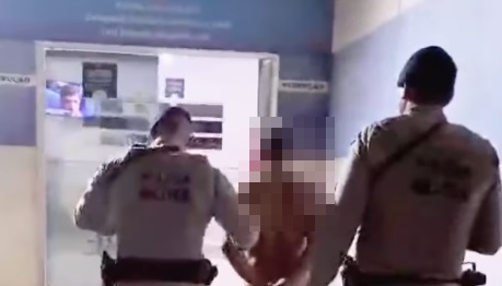 Policiais militares durante abordagem que resultou na prisão de foragido por homicídio e apreensão de maconha em Luís Eduardo Magalhães