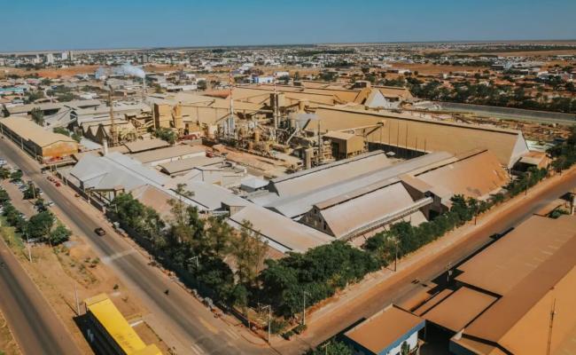 Fachada de empresa com anúncio de vagas de emprego abertas em Luís Eduardo Magalhães