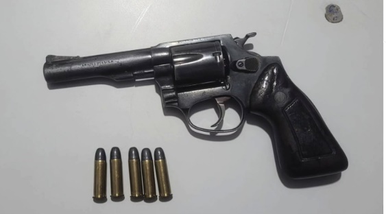 Policiais militares da 83ª CIPM apresentam revólver calibre 38 e munições apreendidos após prisão em Cristópolis, na Bahia