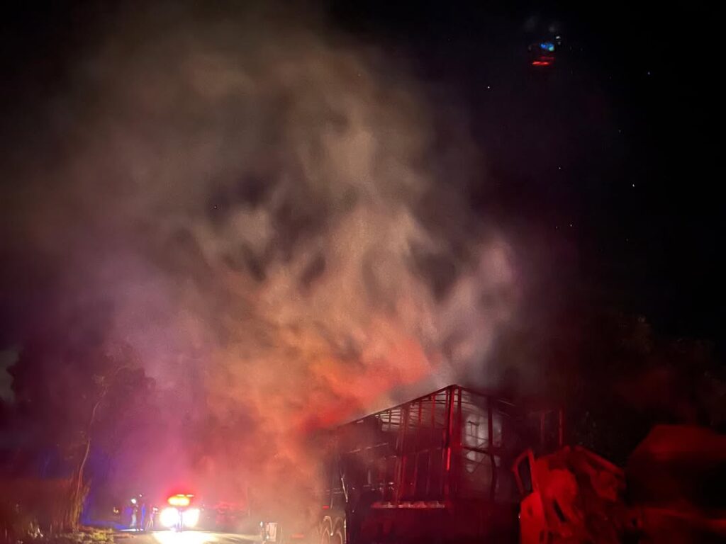 Carreta em chamas após acidente envolvendo três veículos na BR-242, em Barreiras, com atuação de bombeiros no controle do incêndio