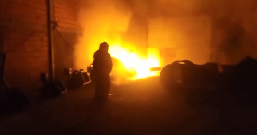 Bombeiros combatem incêndio em galpão de pneus no bairro Vila Rica, em Barreiras, durante a madrugada