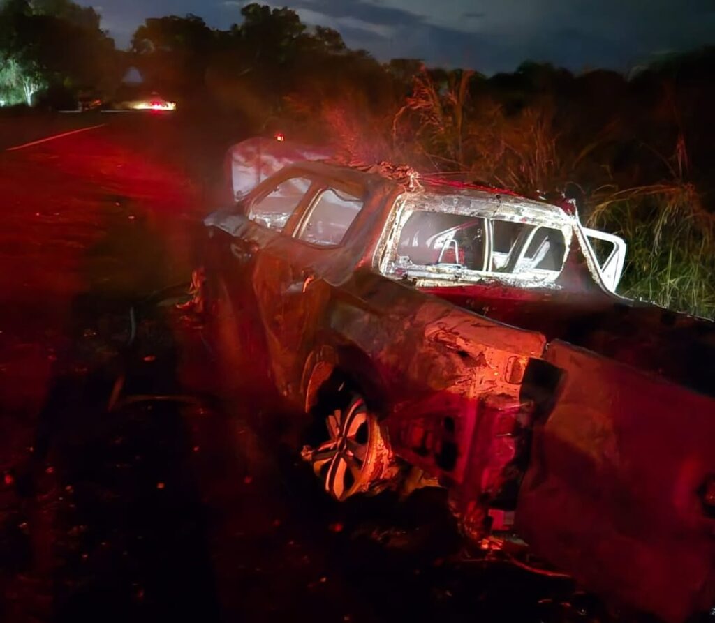 Bombeiros combatendo incêndio em uma Fiat Toro na BR-135, próximo à ponte do Rio Branco, em Barreiras