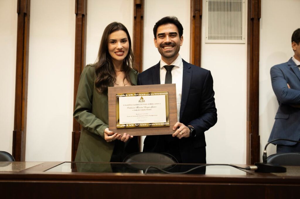 Prefeito Junior Marabá durante cerimônia de entrega do Título de Cidadão Baiano na Assembleia Legislativa da Bahia, ao lado de autoridades