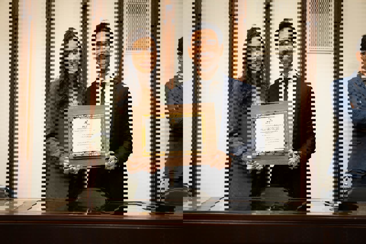 Prefeito Junior Marabá durante cerimônia de entrega do Título de Cidadão Baiano na Assembleia Legislativa da Bahia, ao lado de autoridades