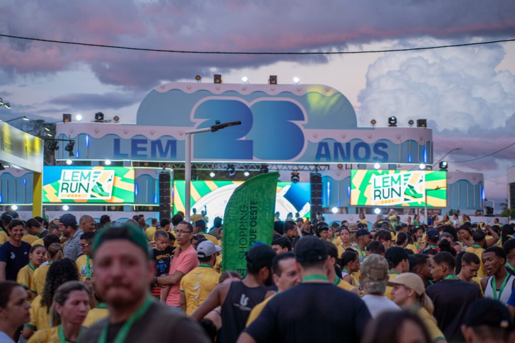 Atletas participando da LEM RUN 2026 na Praça do Avião durante o aniversário de Luís Eduardo Magalhães