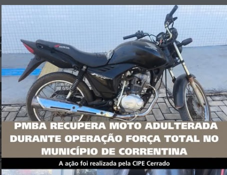 Motocicleta preta sem placa apreendida pela Polícia Militar durante operação na zona rural de Correntina, Bahia