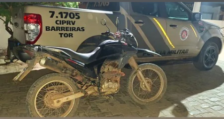 Motocicleta Honda NXR 160 Bros apreendida pela Polícia Militar após identificação de adulterações no chassi e motor na BA-161, em Serra do Ramalho