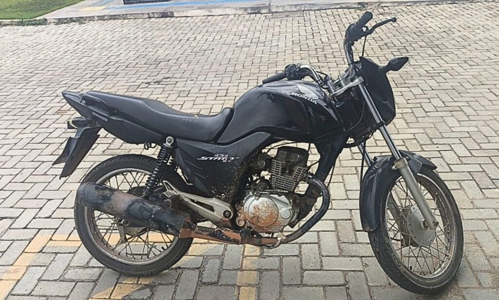 Motocicleta Honda CG 150 preta apreendida pela CIPE Cerrado em Correntina após identificação de irregularidades no chassi e motor