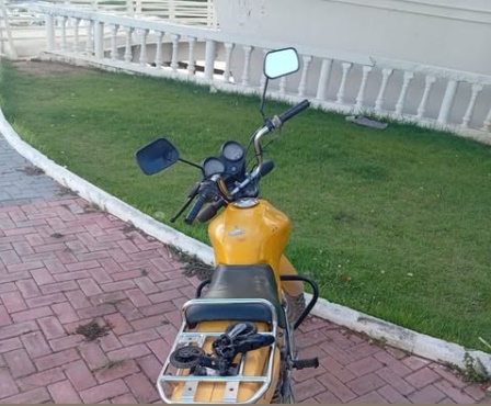 Motocicleta Yamaha XTZ 125K amarela recuperada pela Polícia Militar em São Félix do Coribe, oeste da Bahia