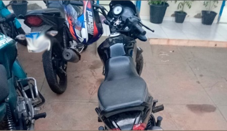 Policiais militares ao lado de motocicleta recuperada durante ação da PM em Cocos, no oeste da Bahia