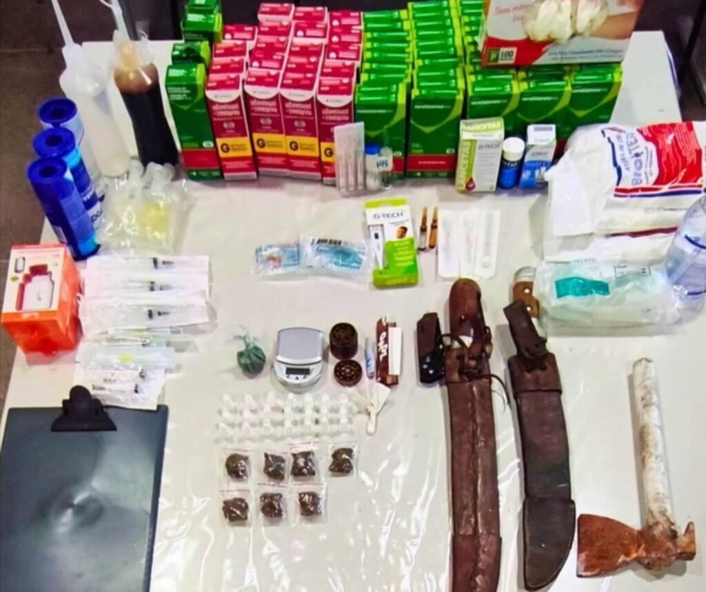 Materiais apreendidos pela polícia em Santa Rita de Cássia, incluindo drogas, medicamentos e itens hospitalares durante operação policial