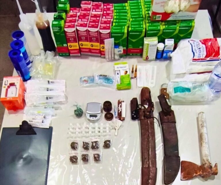 Materiais apreendidos pela polícia em Santa Rita de Cássia, incluindo drogas, medicamentos e itens hospitalares durante operação policial