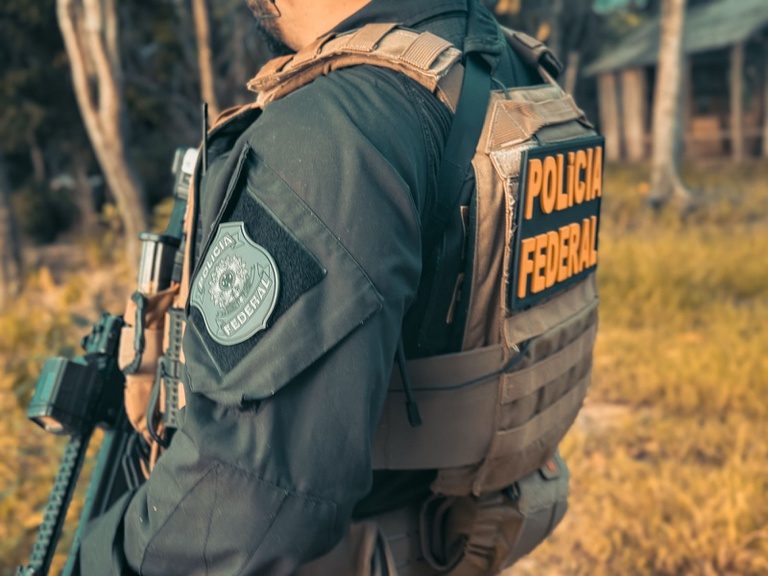 Agentes da Polícia Federal durante operação contra mineração ilegal de quartzo no Oeste da Bahia