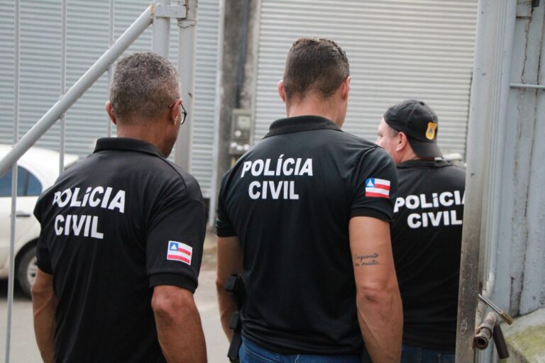 Polícia Civil durante operação contra exploração sexual infantil em Oliveira dos Brejinhos, na Bahia