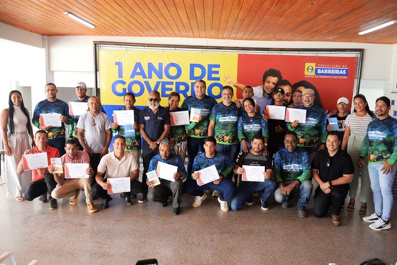 Participantes recebem certificados de curso de operadores de máquinas pesadas em escola municipal de Barreiras