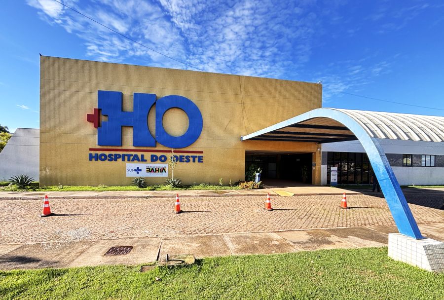 Homem não identificado atendido por equipe do SAMU após ser encontrado desacordado em via pública no bairro São Pedro, em Barreiras