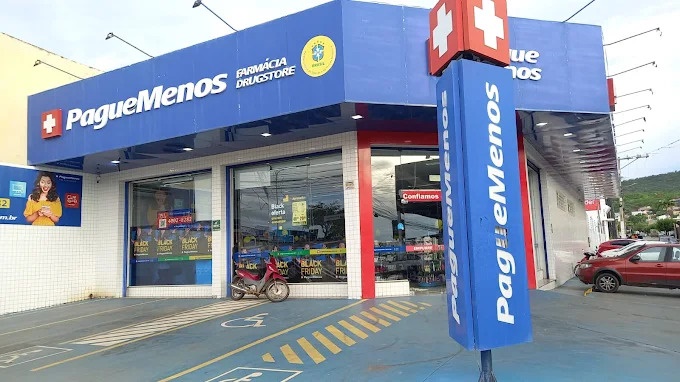 Fachada de farmácia da rede Pague Menos com anúncio de vagas de emprego no oeste da Bahia
