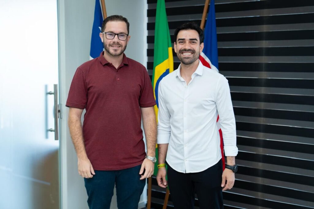 Phelipe Muniz durante posse como secretário da Cidadania em Luís Eduardo Magalhães ao lado de autoridades no lançamento do programa Registre-se
