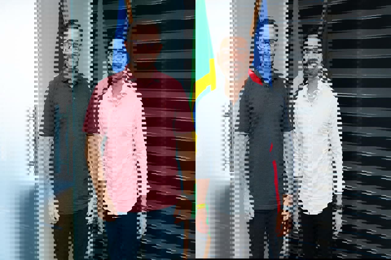 Phelipe Muniz durante posse como secretário da Cidadania em Luís Eduardo Magalhães ao lado de autoridades no lançamento do programa Registre-se