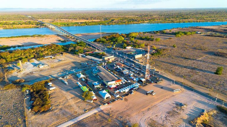 Ponte sobre o Rio São Francisco ligando Juazeiro e Petrolina, símbolo da integração econômica e do desenvolvimento regional do agronegócio