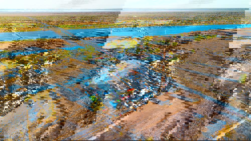 Ponte sobre o Rio São Francisco ligando Juazeiro e Petrolina, símbolo da integração econômica e do desenvolvimento regional do agronegócio