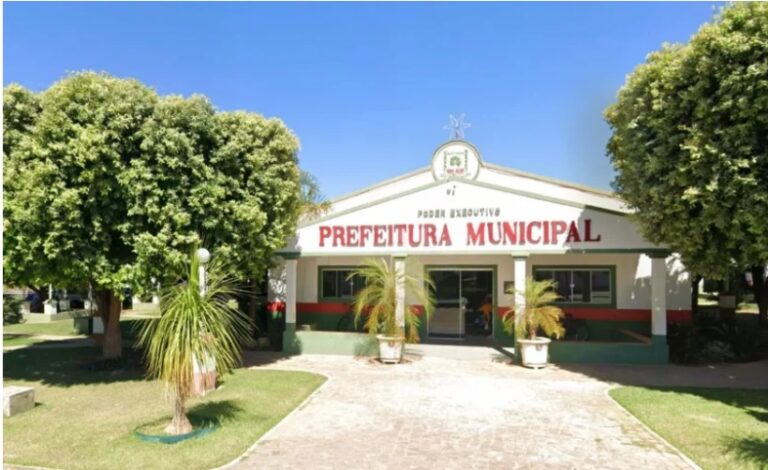 Fachada da Prefeitura de Buritirama destacando abertura de vagas na área da saúde