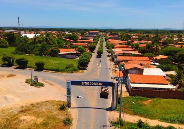 Prefeitura de Sítio do Mato destacando abertura de processo seletivo com diversas vagas na Bahia
