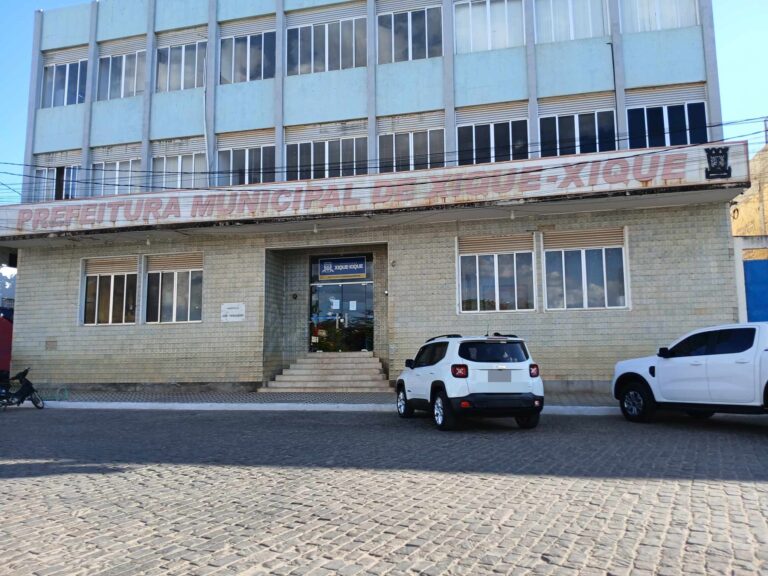 Fachada da Prefeitura de Xique-Xique após anúncio de crise financeira causada pelo aumento da alíquota do INSS e bloqueio de recursos