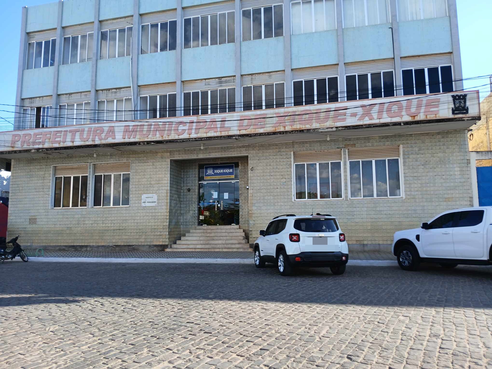 Fachada da Prefeitura de Xique-Xique após anúncio de crise financeira causada pelo aumento da alíquota do INSS e bloqueio de recursos