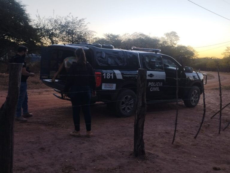 Polícia Civil durante operação que resultou na prisão de casal investigado por crimes contra menor em Bom Jesus da Lapa