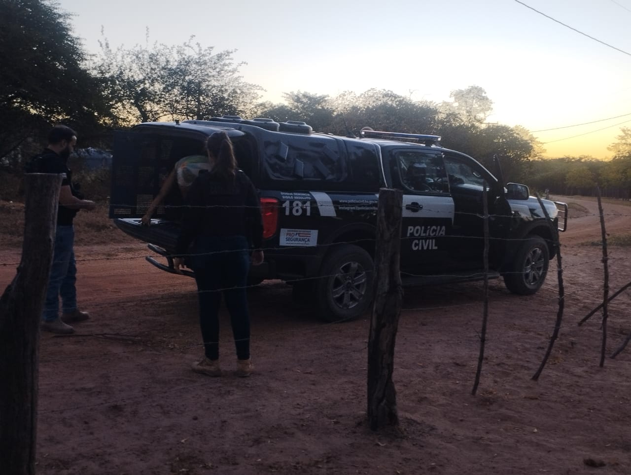 Polícia Civil durante operação que resultou na prisão de casal investigado por crimes contra menor em Bom Jesus da Lapa