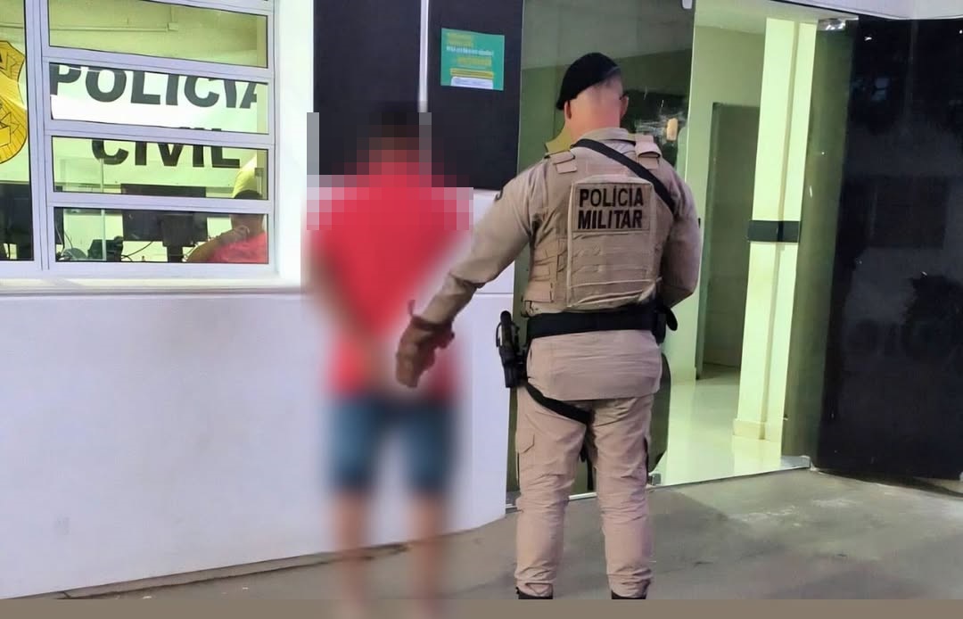 Policiais militares da RONDESP realizam prisão de suspeito de homicídio no bairro Nova Brasília, em Bom Jesus da Lapa, oeste da Bahia