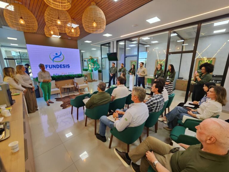 Produtores rurais reunidos em evento do Sicredi em Luís Eduardo Magalhães discutindo investimentos e desenvolvimento do agronegócio no Oeste da Bahia
