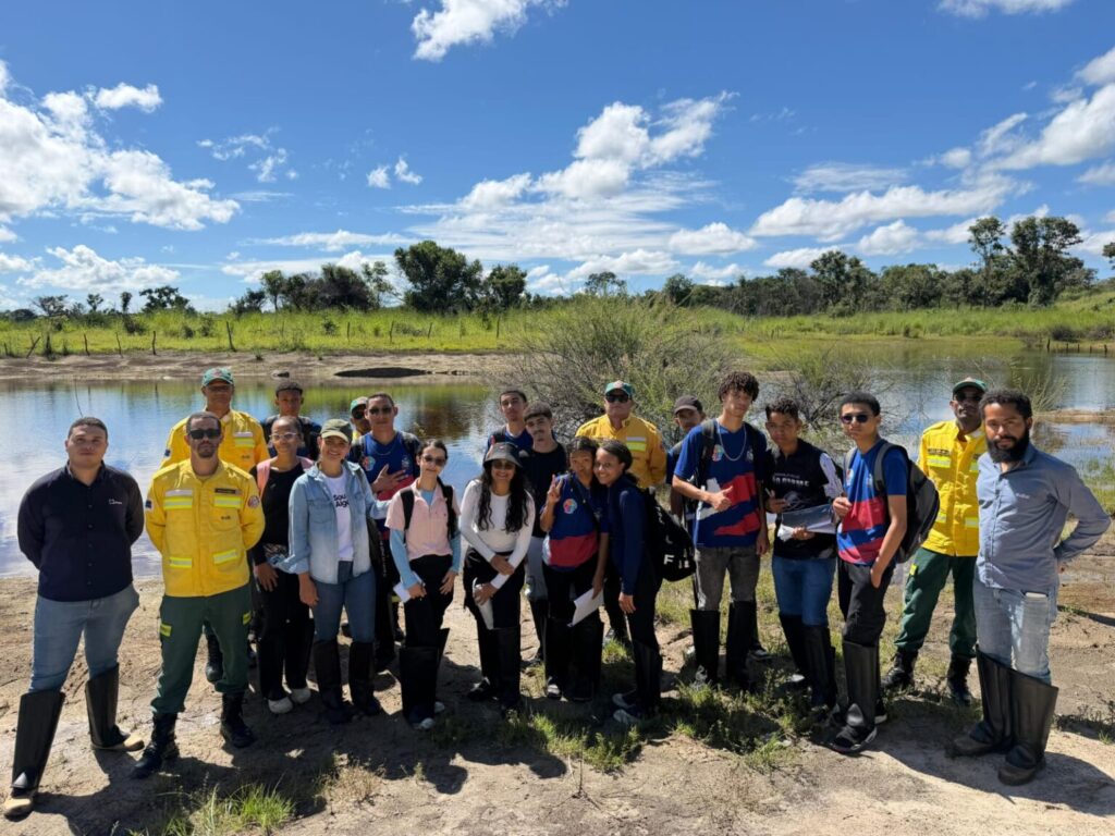 Estudantes participam de atividade de campo do Projeto Nascentes do Oeste em vereda de Cristópolis, analisando impactos ambientais e nascentes