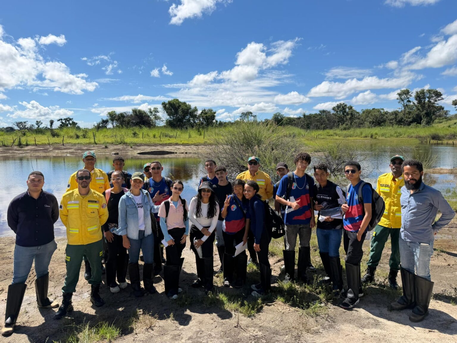 Estudantes participam de atividade de campo do Projeto Nascentes do Oeste em vereda de Cristópolis, analisando impactos ambientais e nascentes