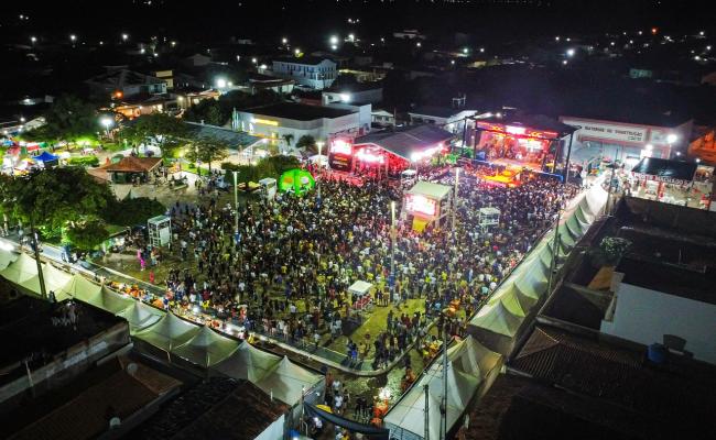 Desfile e shows da Rainha da Pinha 2026 em Presidente Dutra com grande público e atrações musicais