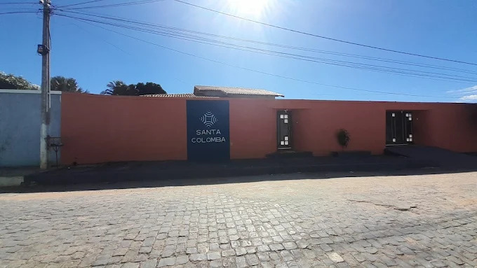 Fachada ou área de produção da empresa Santa Colomba no oeste da Bahia, destacando setor agropecuário e geração de empregos