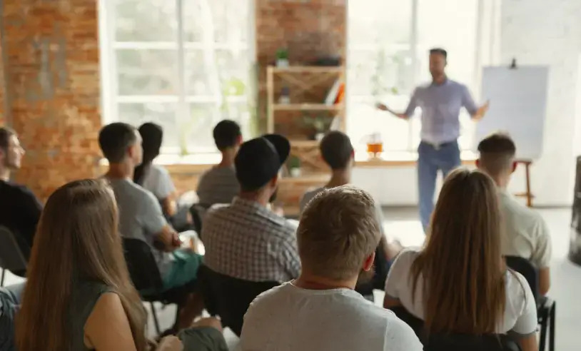 Participantes em evento do Sebrae assistindo palestra sobre comunicação, empreendedorismo e inovação no oeste da Bahia