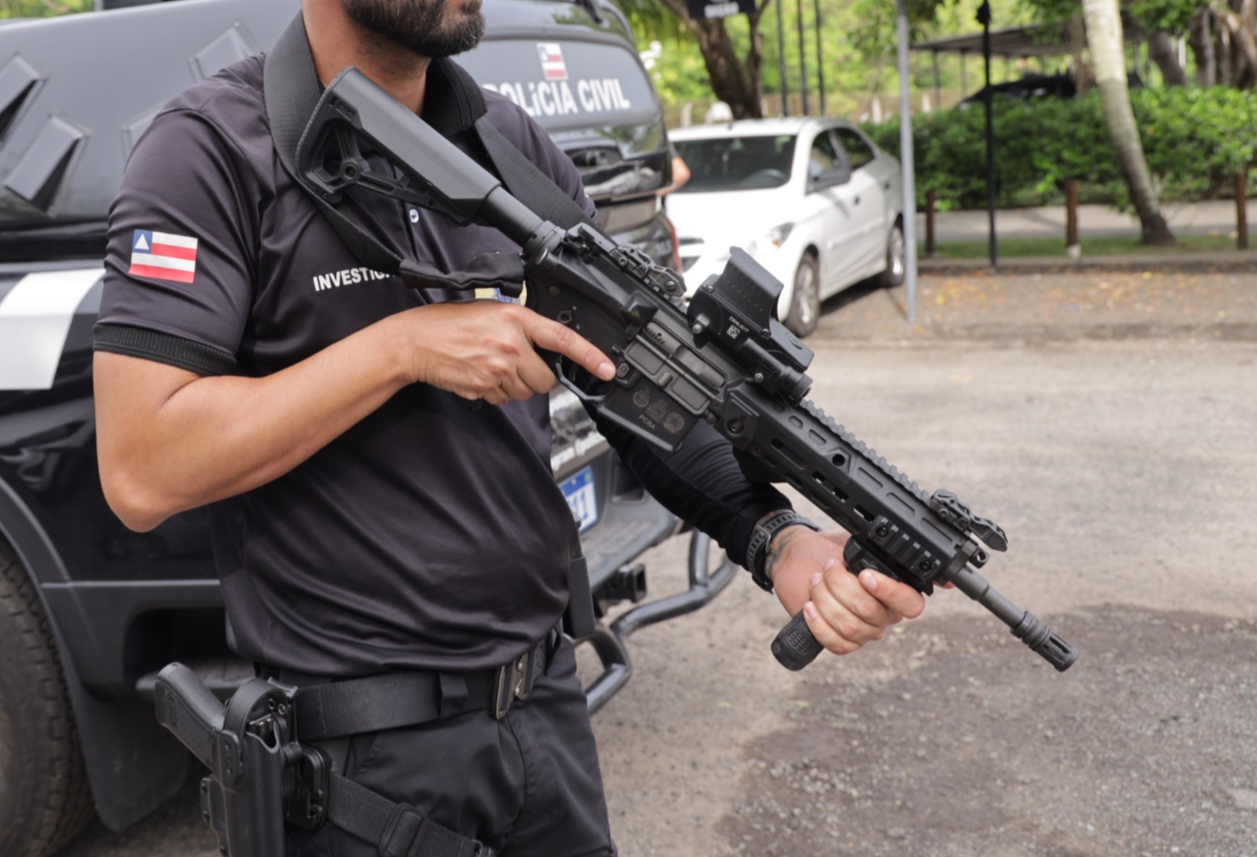 Polícia Civil durante operação que resultou na prisão de servidor suspeito de abuso contra detentas em Bom Jesus da Lapa