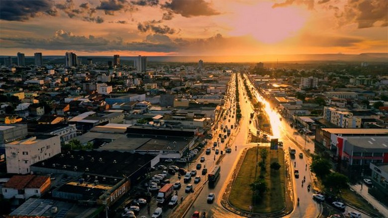 Funções incluem auxiliar de estoque, eletricista e vendedor externo, com benefícios como vale-transporte e assistência médica